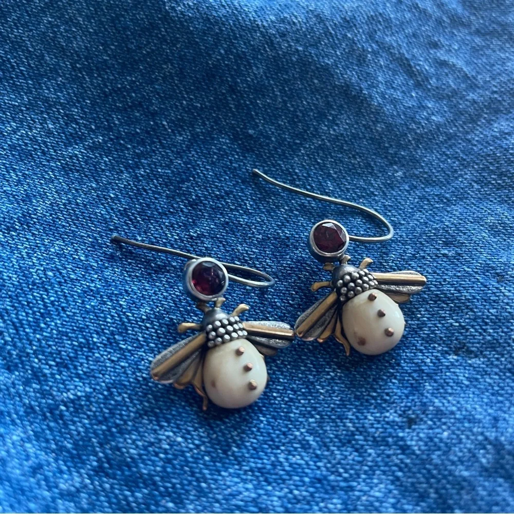 Zealandia's award winning silver bee 925 earrings - Picture 3 of 5